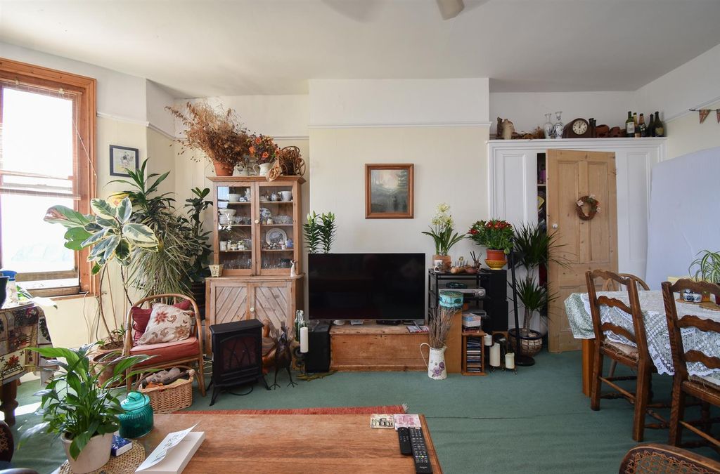 3 bed flat for saleSt. Pauls Place, St. Leonards-On-Sea TN37 photo 2