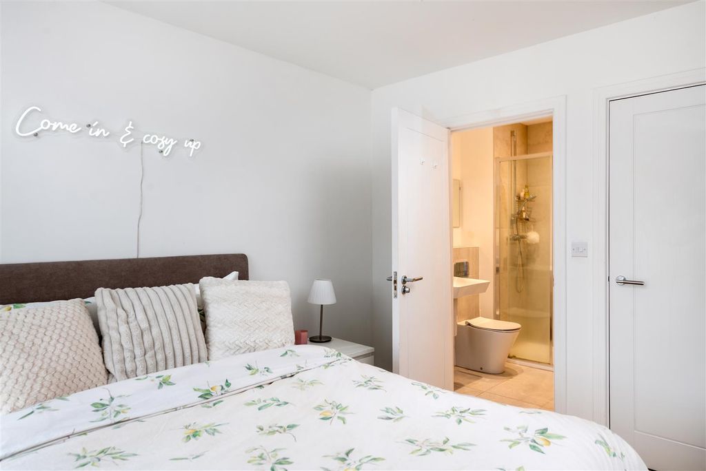Additional image 10 of 2 bed flat for saleBrocklehurst Way, Horley RH6