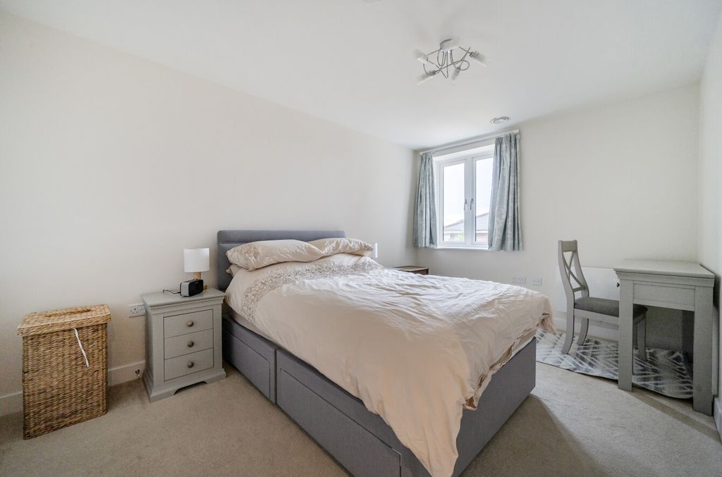Additional image 4 of 1 bed flat for saleStation Road, Hook, Hampshire RG27