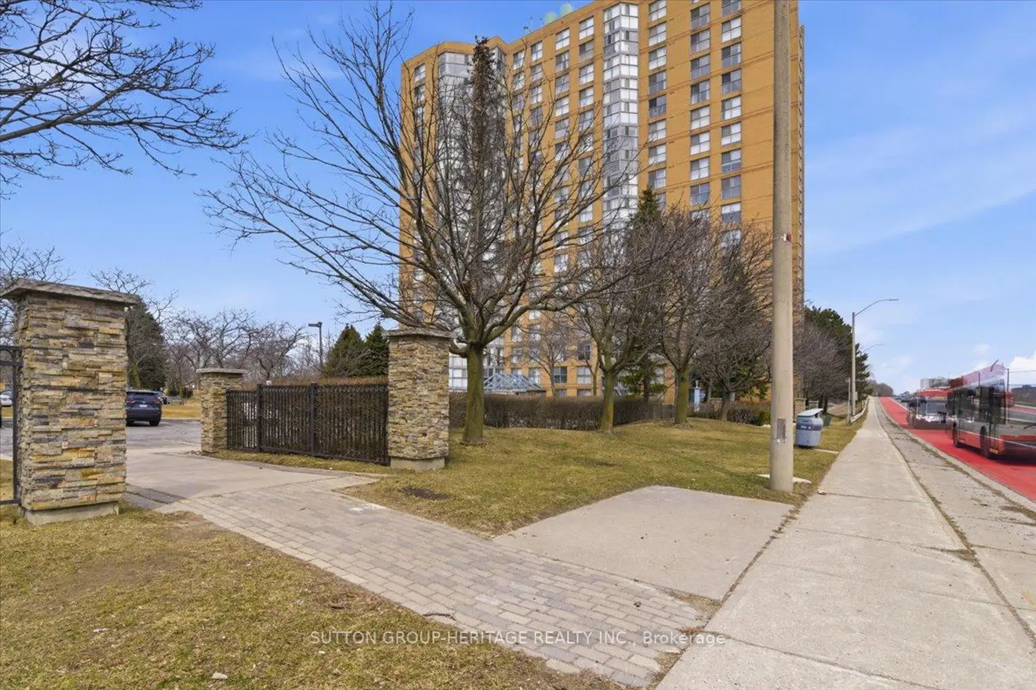 90 Dale Avenue 1705 photo 3