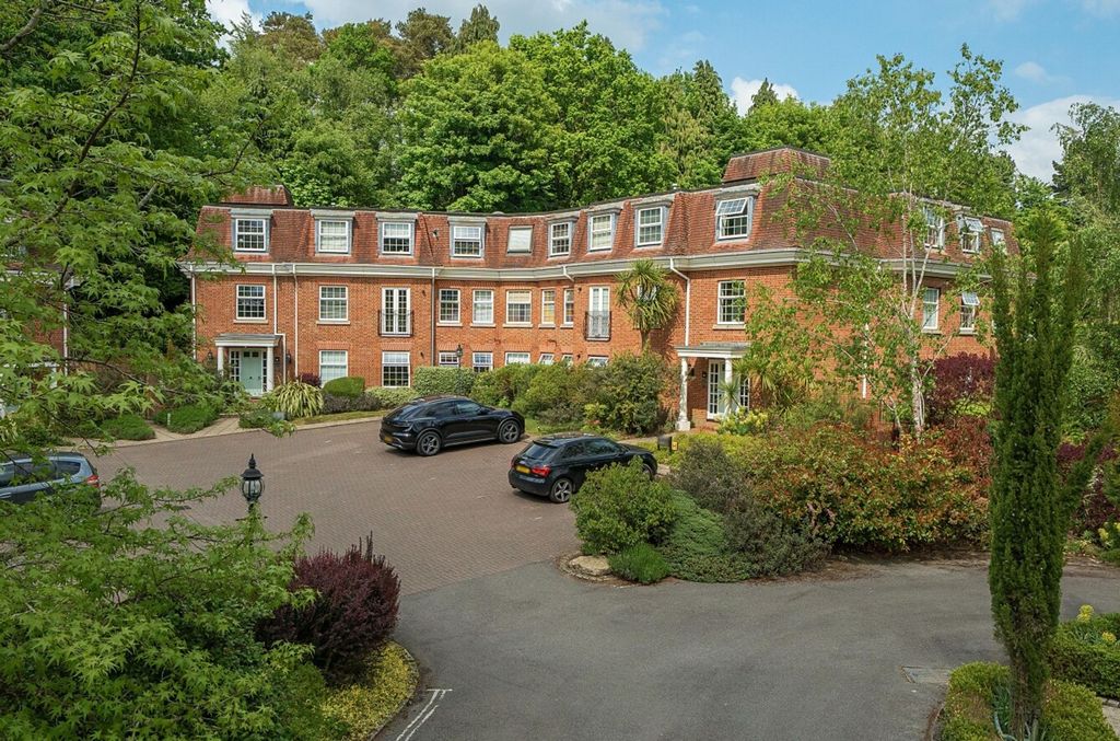 2 bed flat for saleHindhead Road, Haslemere GU27