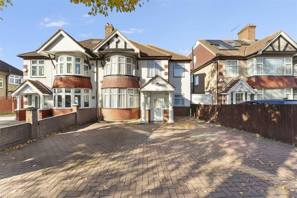 6 bed semi-detached house for saleGreat West Road, Hounslow TW5