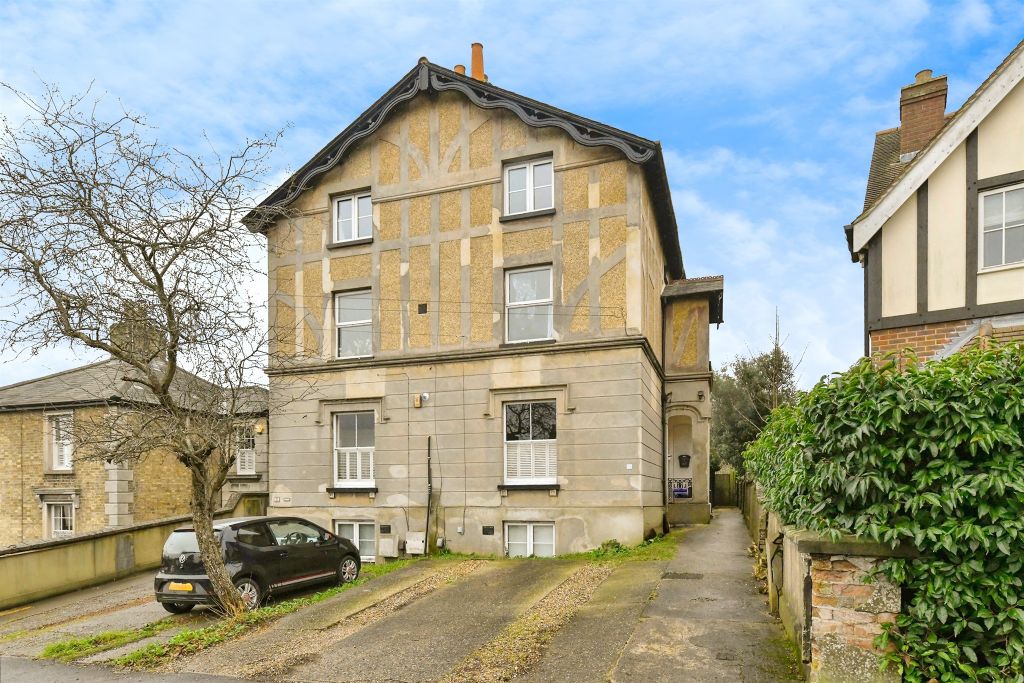 2 bed flat for saleNew Road, Hertford SG14