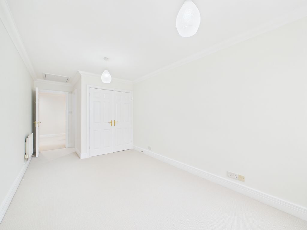 3 bed flat for saleWimblehurst Road, Horsham RH12 photo 5
