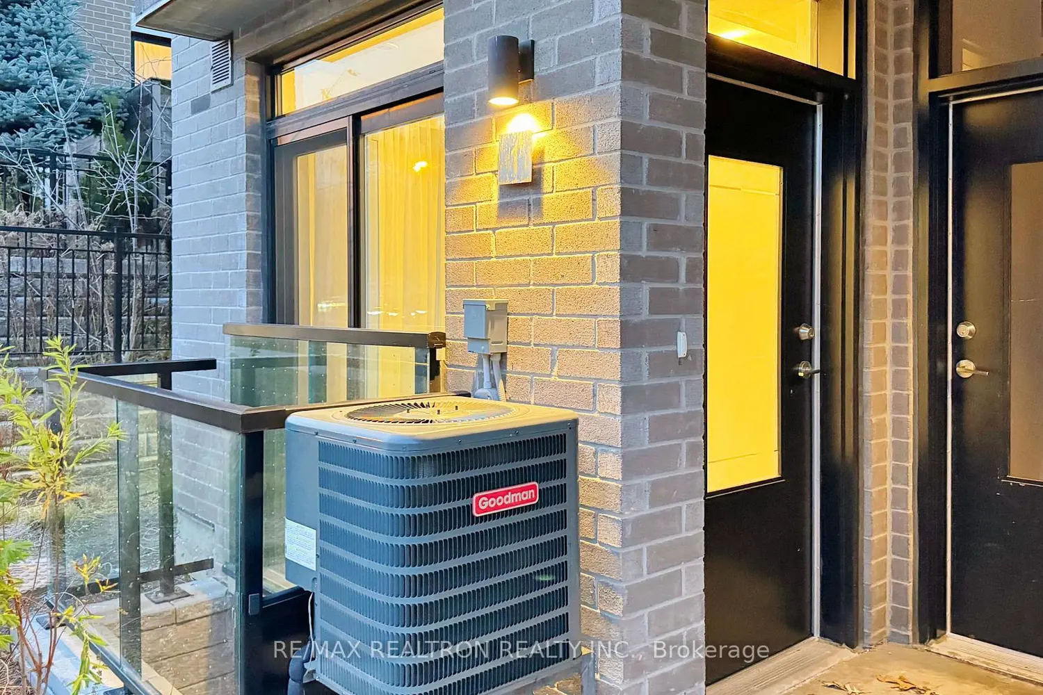 260 Finch Avenue Th 1 photo 2