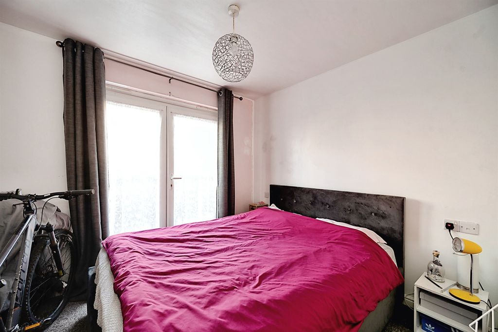 Additional image 3 of 2 bed flat for saleLittle Hackets, Havant PO9