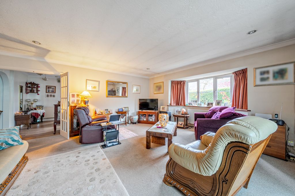 3 bed detached house for saleCherrylands Close, Haslemere GU27 photo 2