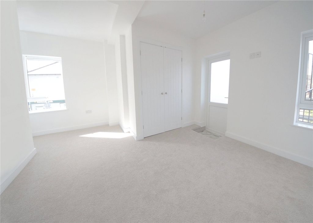 Additional image 7 of 2 bed flat for saleLondon Road, Hook, Hampshire RG27