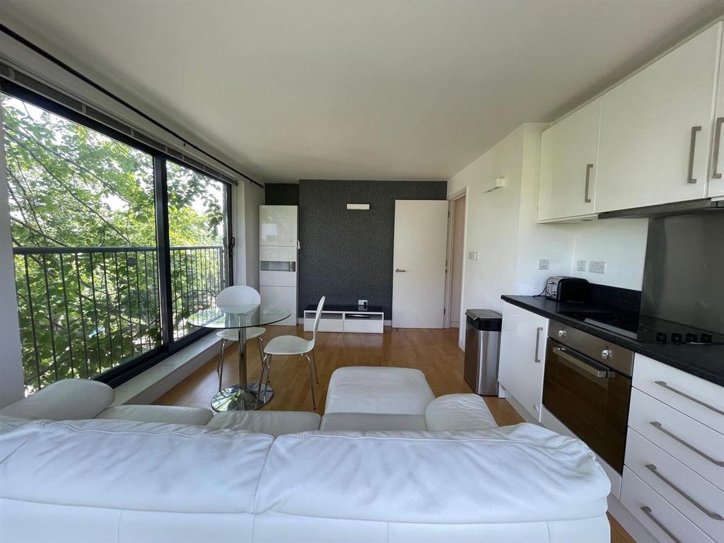 1 bed flat for saleBath Road, Hounslow TW4 photo 3
