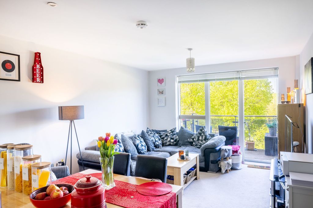 2 bed flat for saleRussells Crescent, Russell Square Russells Crescent RH6 photo 3