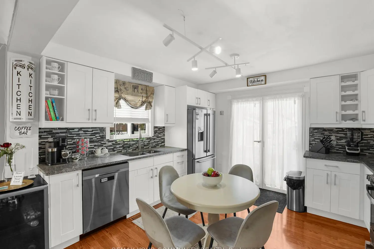 420 Waverly Street photo 5