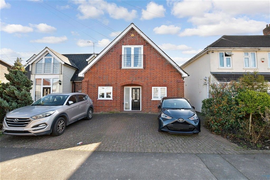 2 bed maisonette for saleCarnforth Gardens, Hornchurch, Essex RM12 photo 4