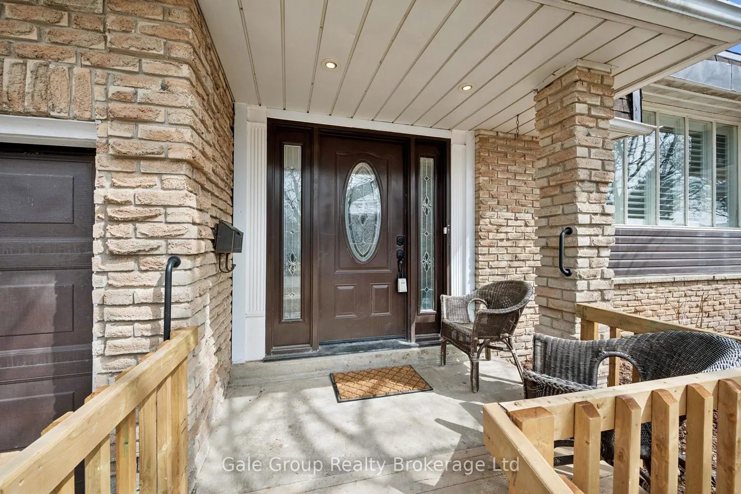 165 Brookside Crescent photo 4