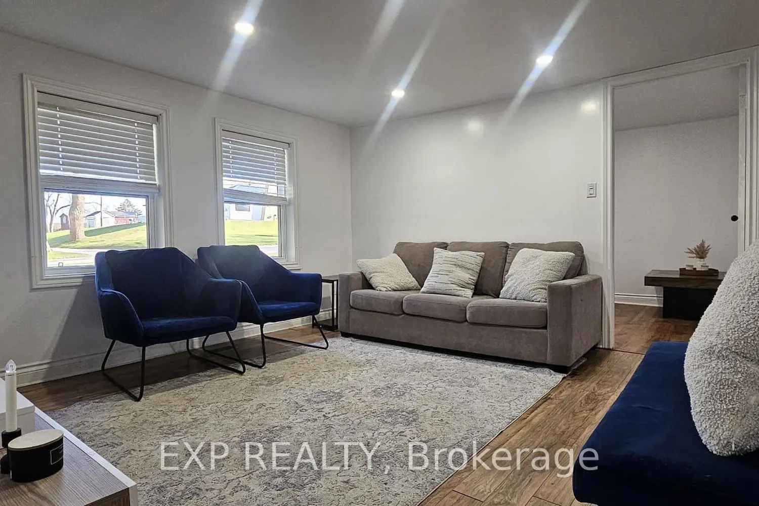 1567 Old Brock Street photo 3