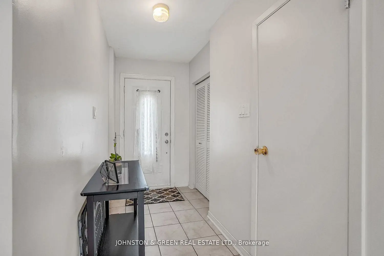 1732 Oberon Crescent photo 2