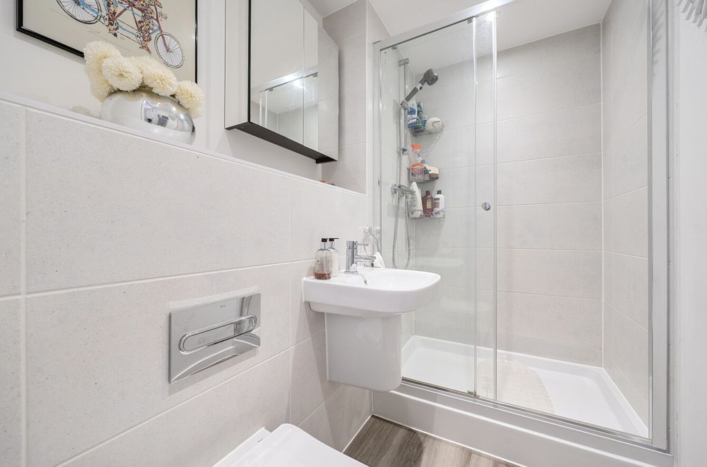 Additional image 3 of 2 bed flat for saleStation Road, Hook, Hampshire RG27