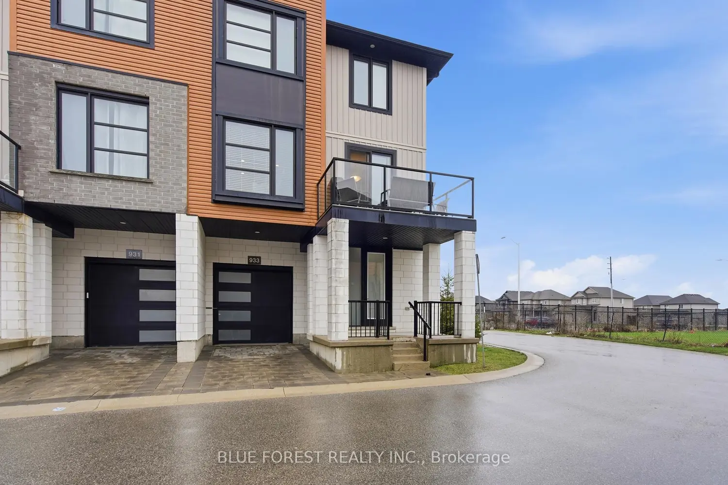933 Sarnia Road photo 2