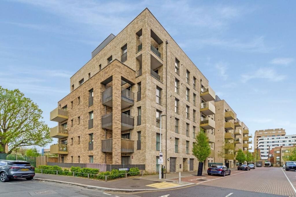 Additional image 2 of 2 bed flat for sale2 Selbourne Avenue, Hounslow TW3