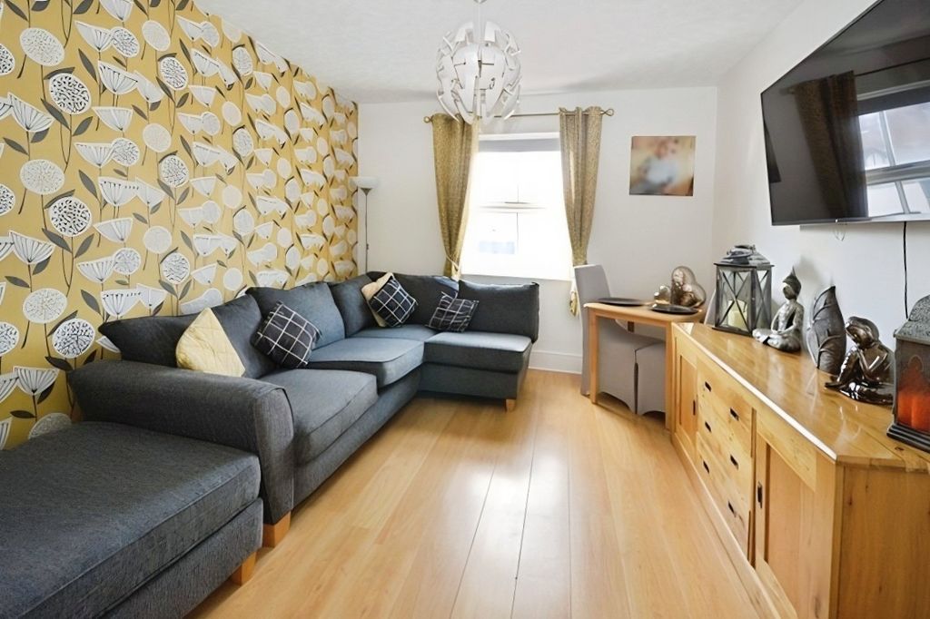 2 bed flat for saleCoventry Road, Hinckley LE10 photo 3