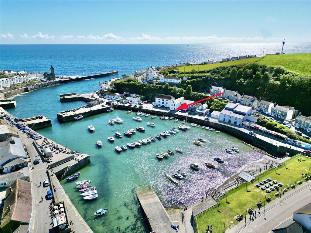 2 bed flat for saleMackerel Buildings, Porthleven TR13