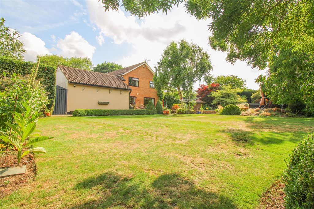 5 bed detached house for saleCommonside Road, Harlow CM18 photo 3