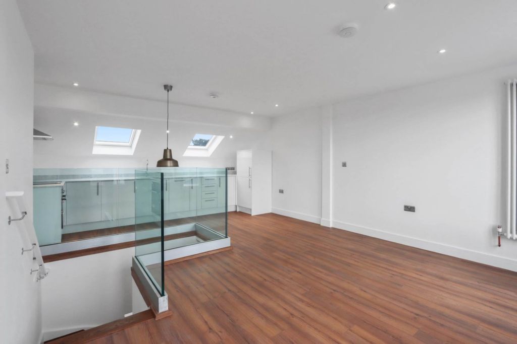 Additional image 11 of 1 bed flat for saleRye Road, Rye Park, Hoddesdon EN11