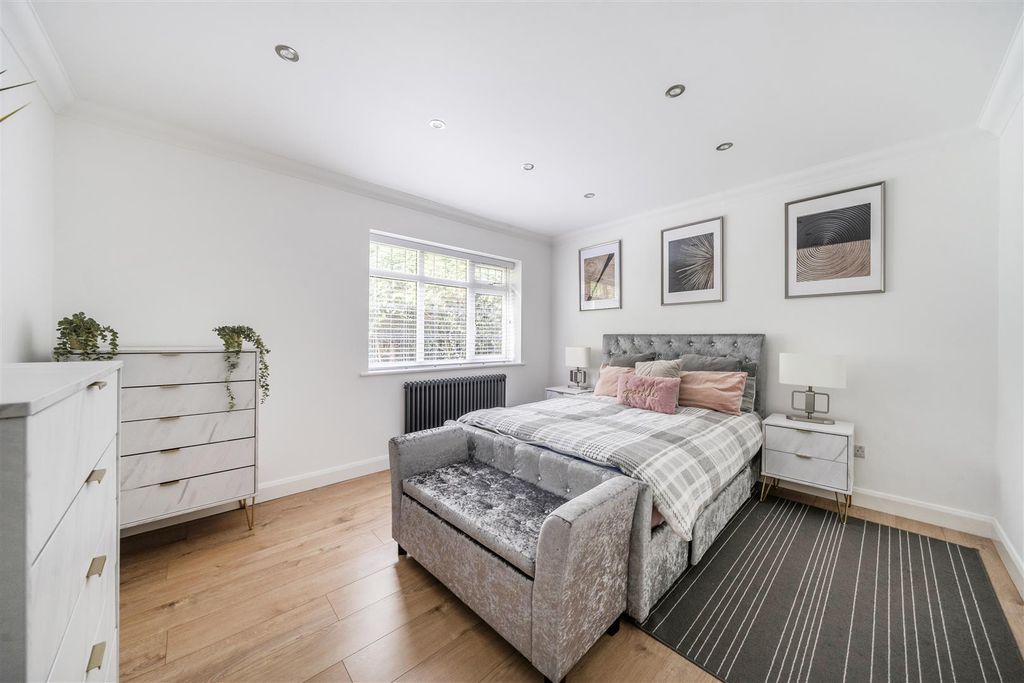 Additional image 4 of 6 bed detached house for saleMerlewood Close, High Wycombe HP11