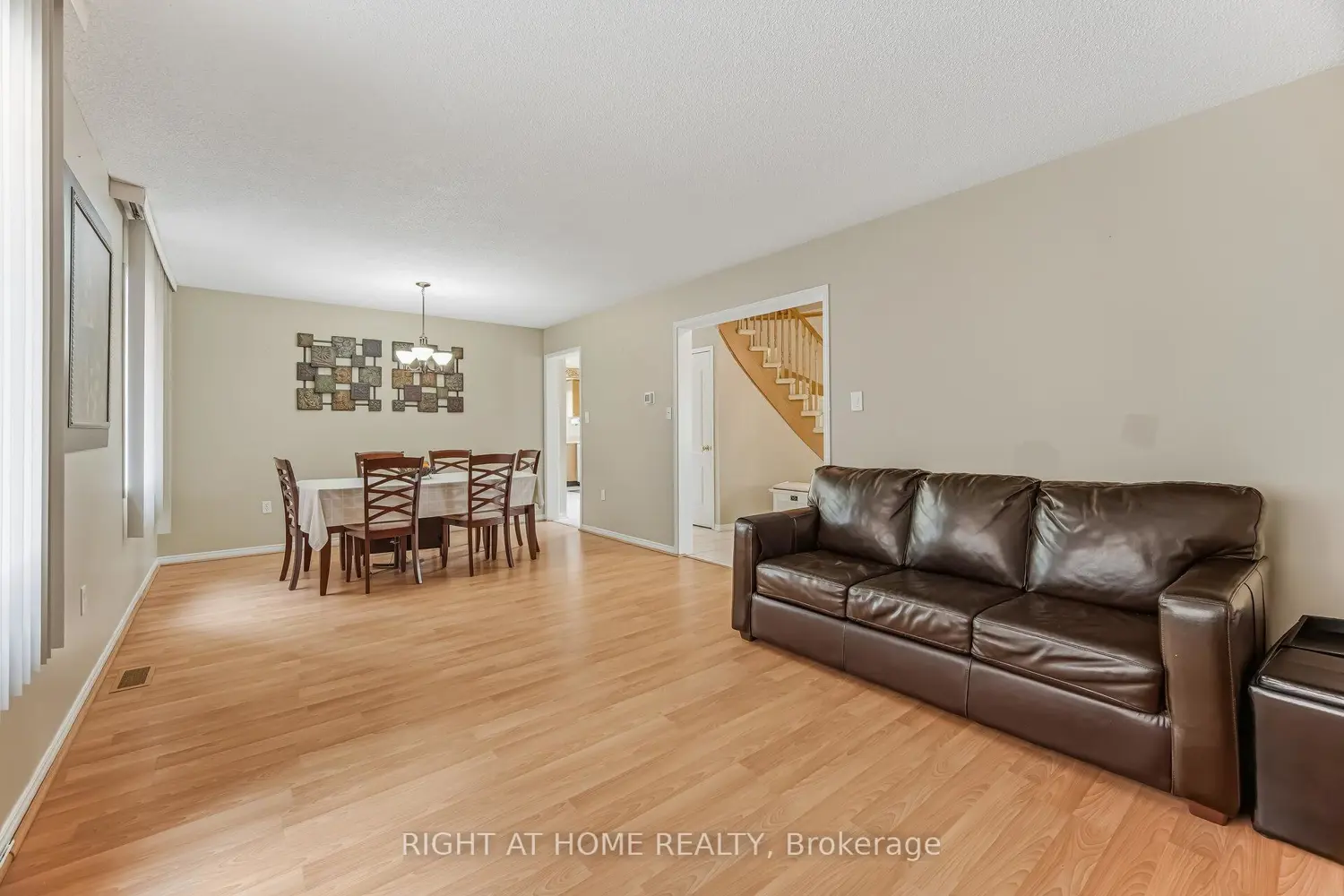 5956 Dalebrook Crescent photo 4