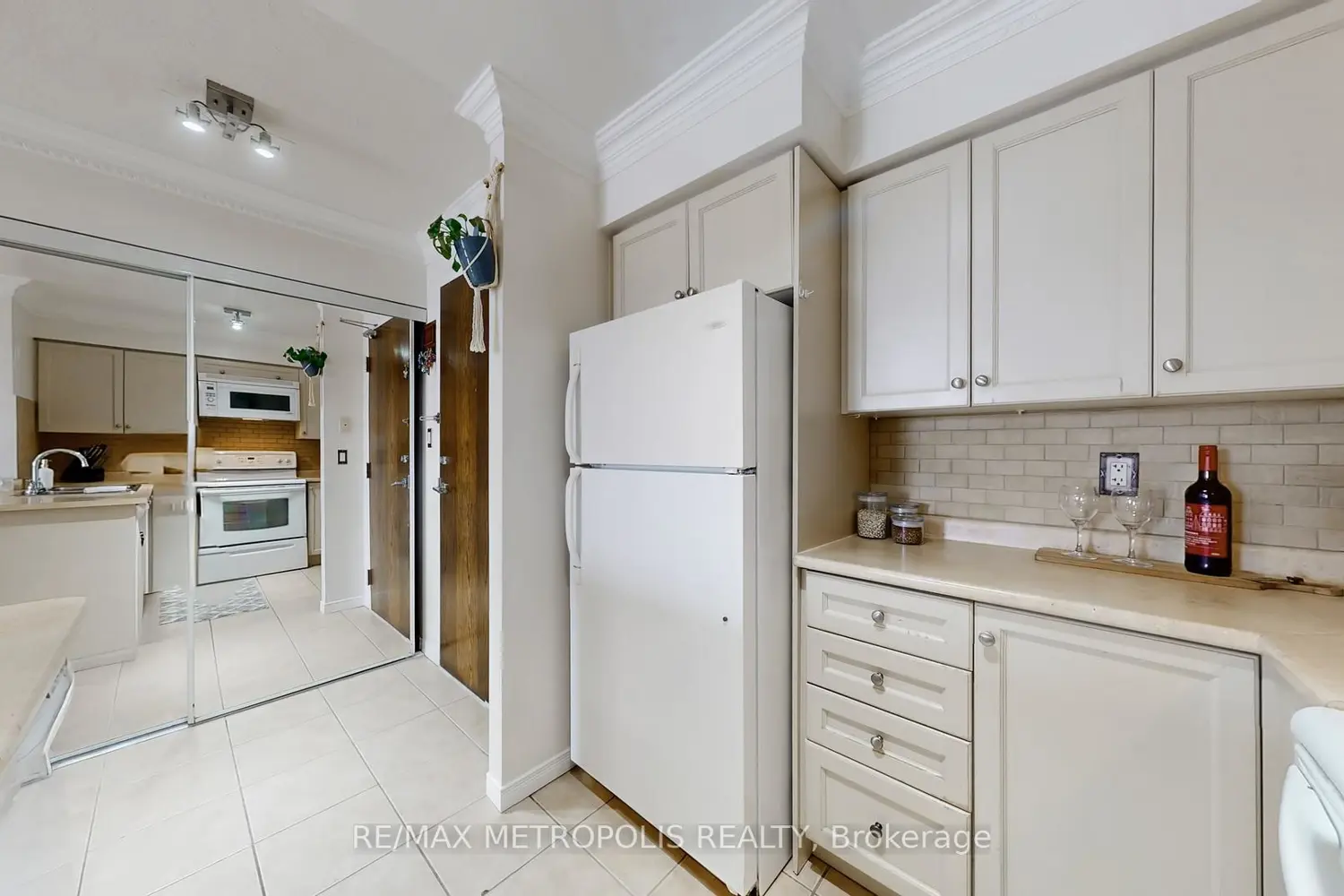 Additional image 10 of 2772 Keele Street 403