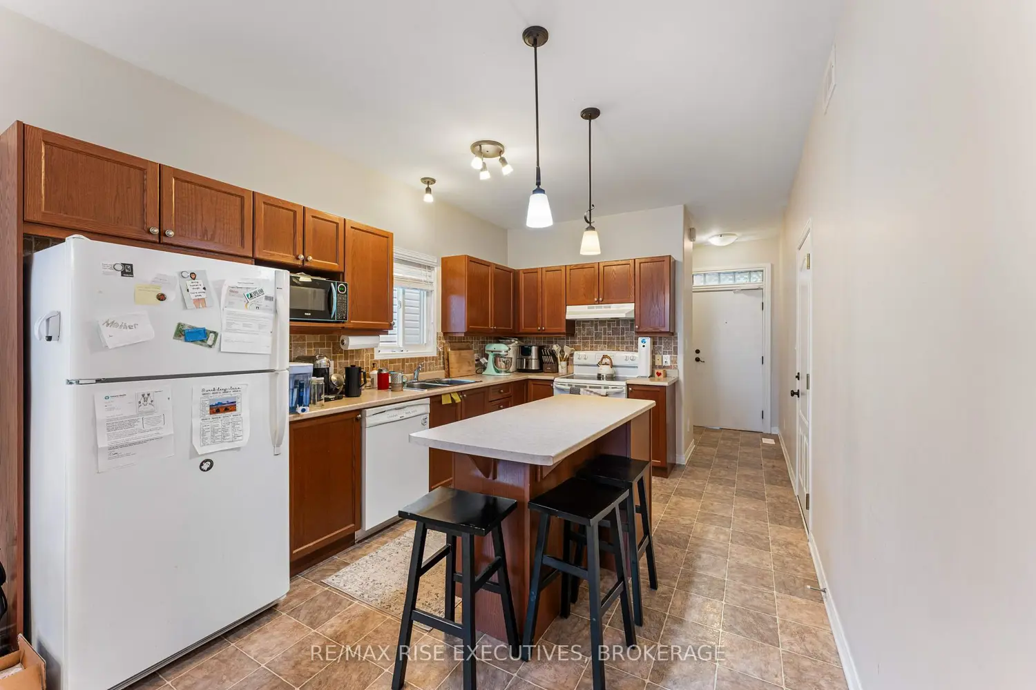 639 Walters Street photo 5