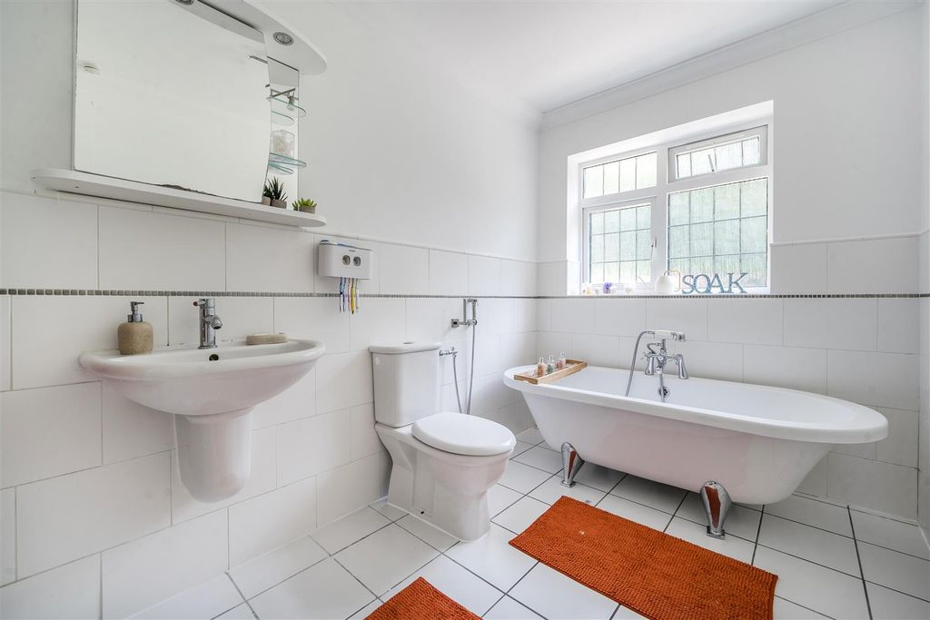 Additional image 25 of 6 bed detached house for saleMerlewood Close, High Wycombe HP11