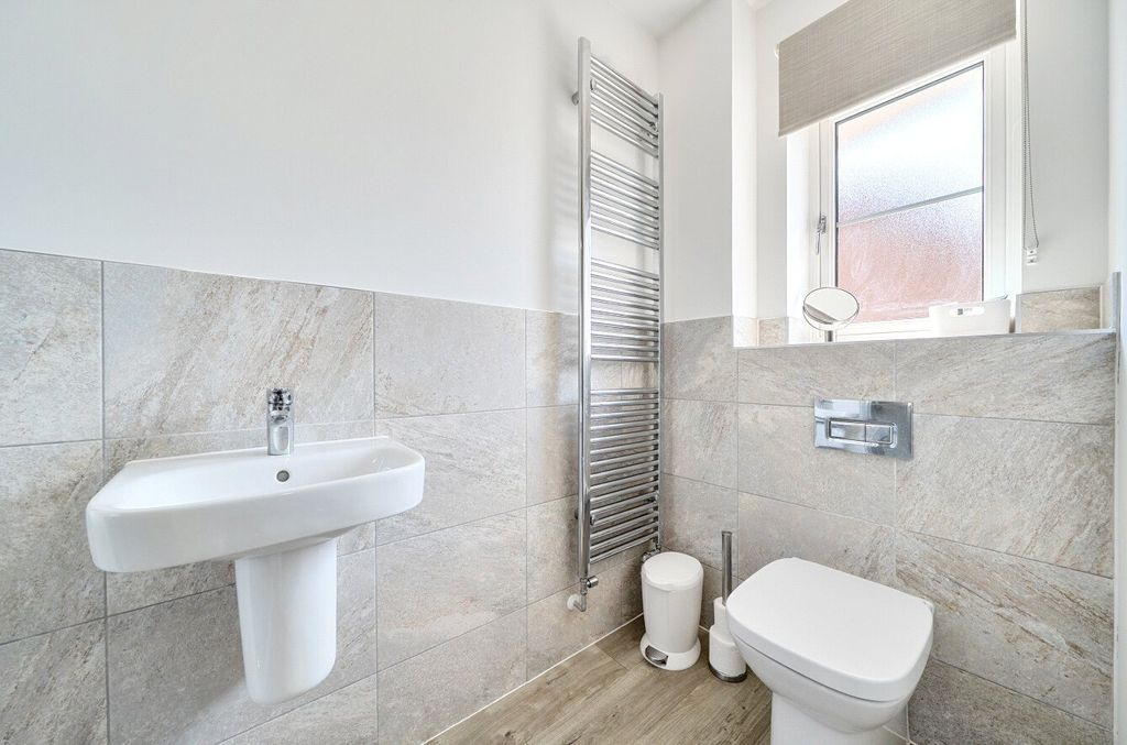 Additional image 17 of 5 bed detached house for saleUnwin Close, Hook, Hampshire RG27