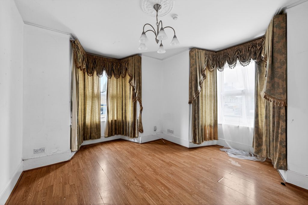 Additional image 4 of 5 bed detached house for saleWalton Road, Hoddesdon EN11