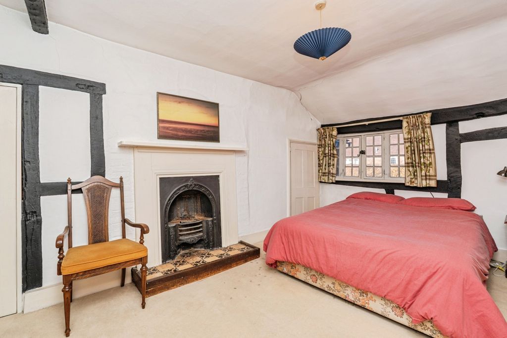 Additional image 8 of 2 bed flat for salePetworth Road, Haslemere, Surrey GU27