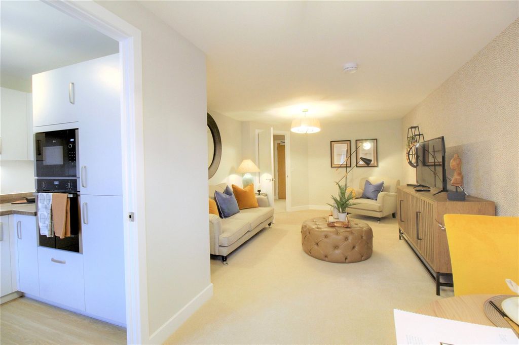 2 bed flat for saleStation Road, Hook, Hamshire RG27 photo 2