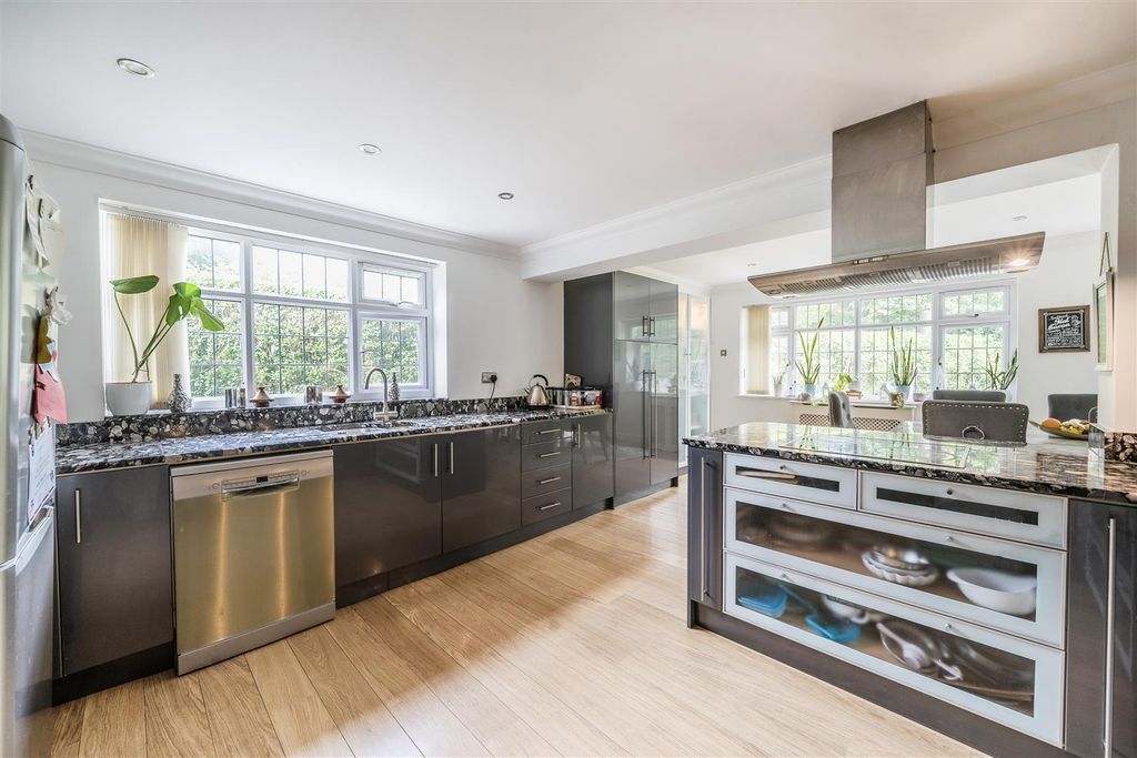 Additional image 16 of 6 bed detached house for saleMerlewood Close, High Wycombe HP11