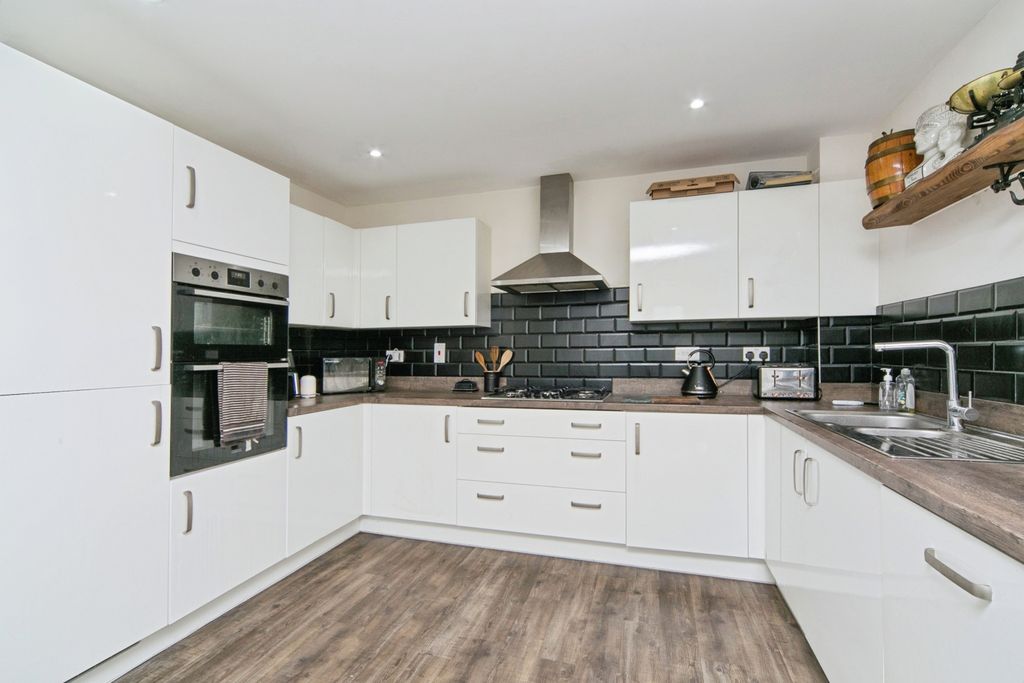 4 bed detached house for saleParc Tyddyn Bach, Holyhead LL65 photo 4