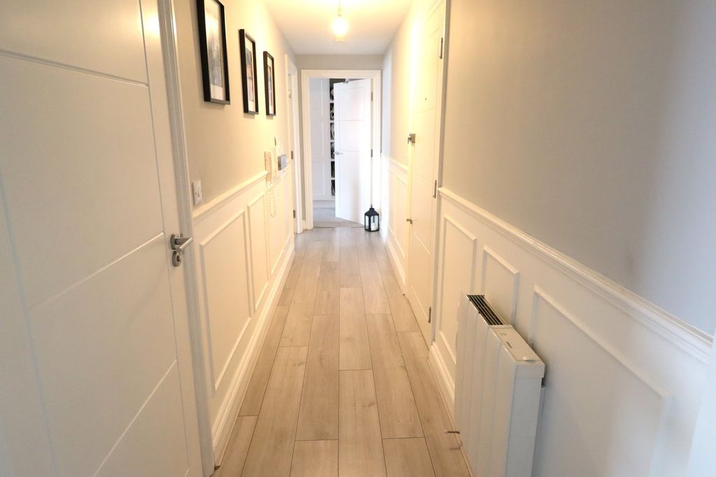 2 bed flat for saleThe Approach, Rayleigh SS6 photo 3
