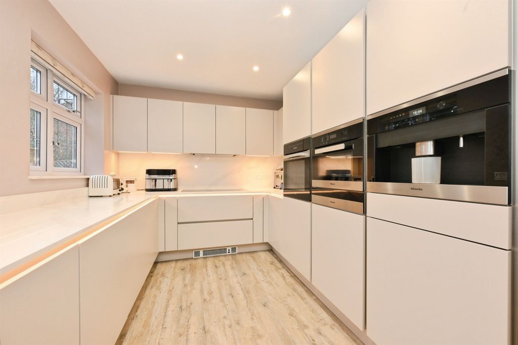 Additional image 9 of 5 bed detached house for saleRoselands Avenue, Hoddesdon EN11