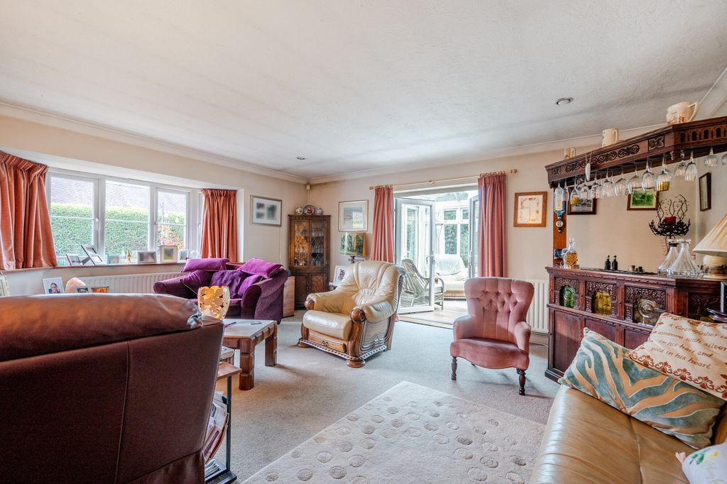 3 bed detached house for saleCherrylands Close, Haslemere GU27 photo 5