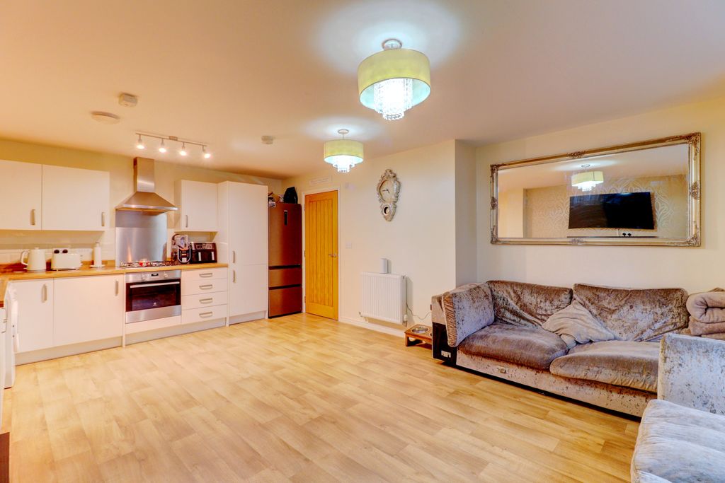 2 bed flat for saleTrinity Circle, High Wycombe, Buckinghamshire HP11 photo 3