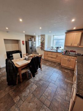 Whitehall Road, Wortley, Leeds LS12, Room to rent