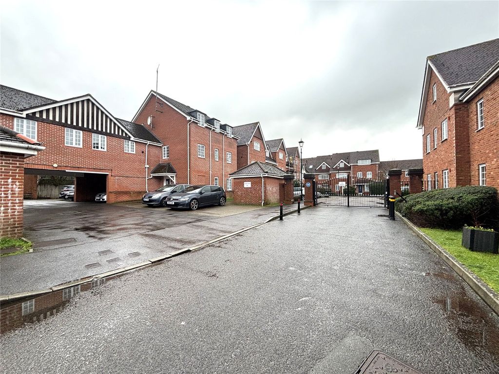 Additional image 8 of 2 bed flat for saleLondon Road, Hook, Hampshire RG27