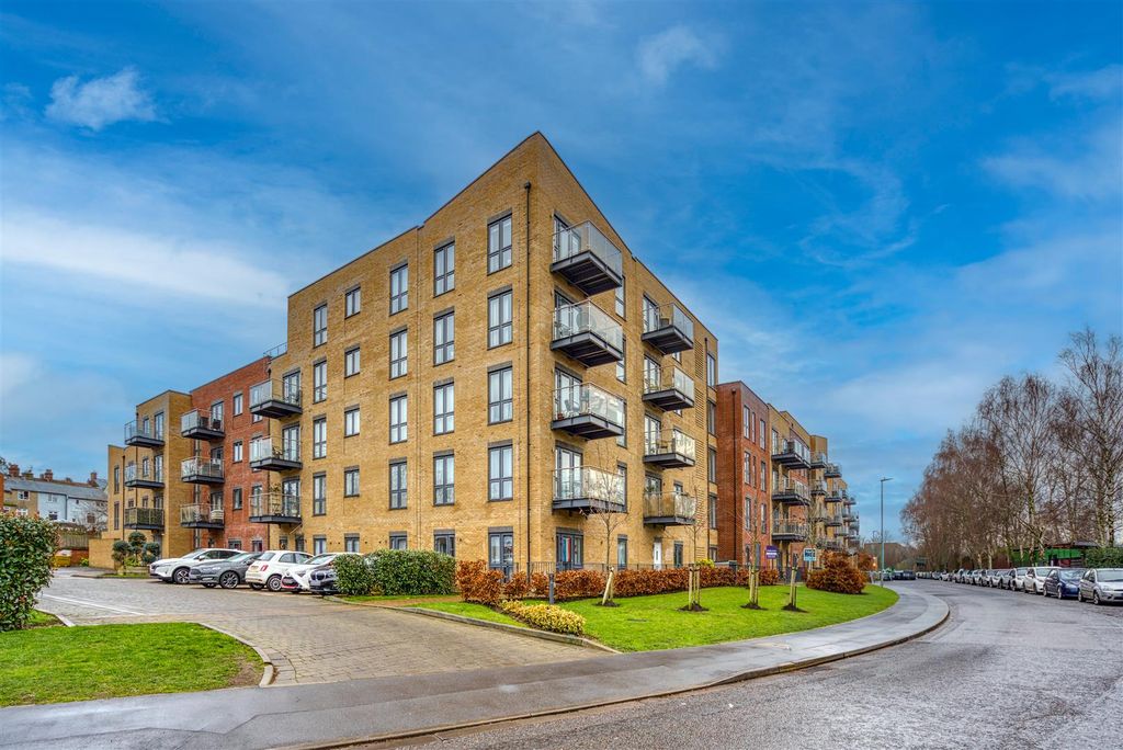 Additional image 2 of 2 bed flat for saleFrogmore Road, Hemel Hempstead HP3