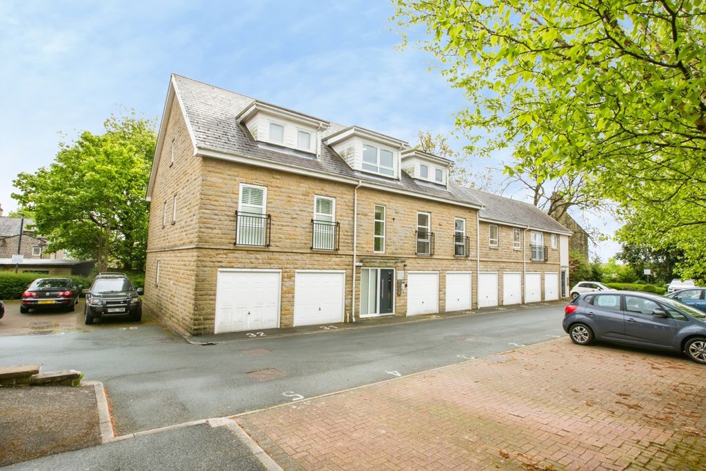 2 bed flat for saleAlbert Promenade, Halifax, West Yorkshire HX3