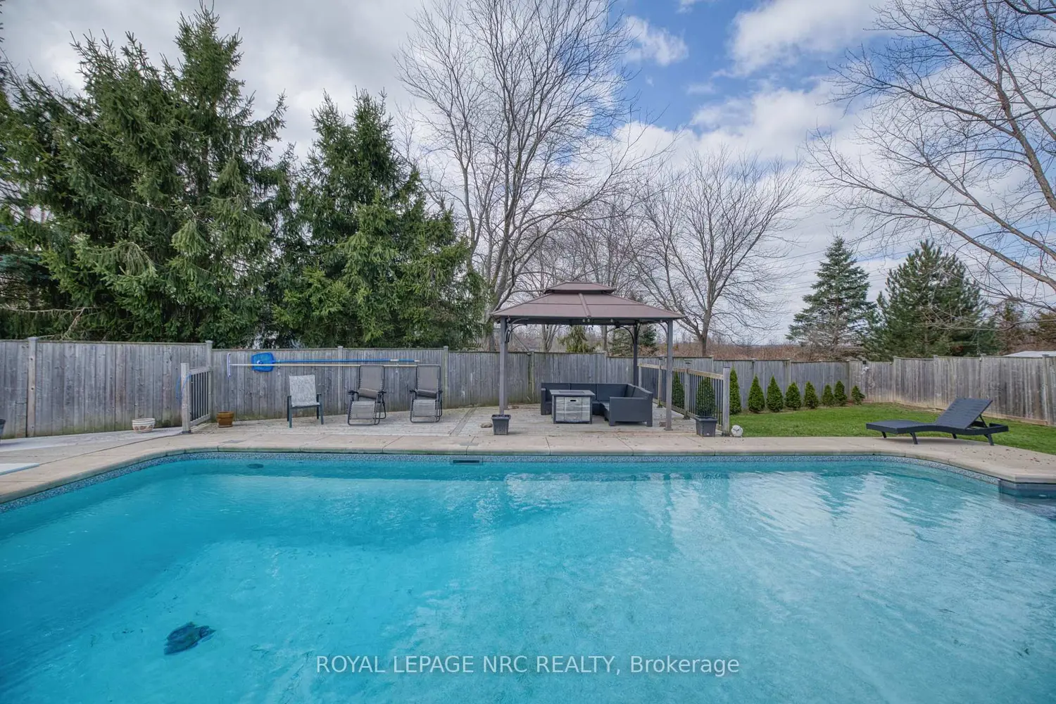 16 Leonard Drive photo 2