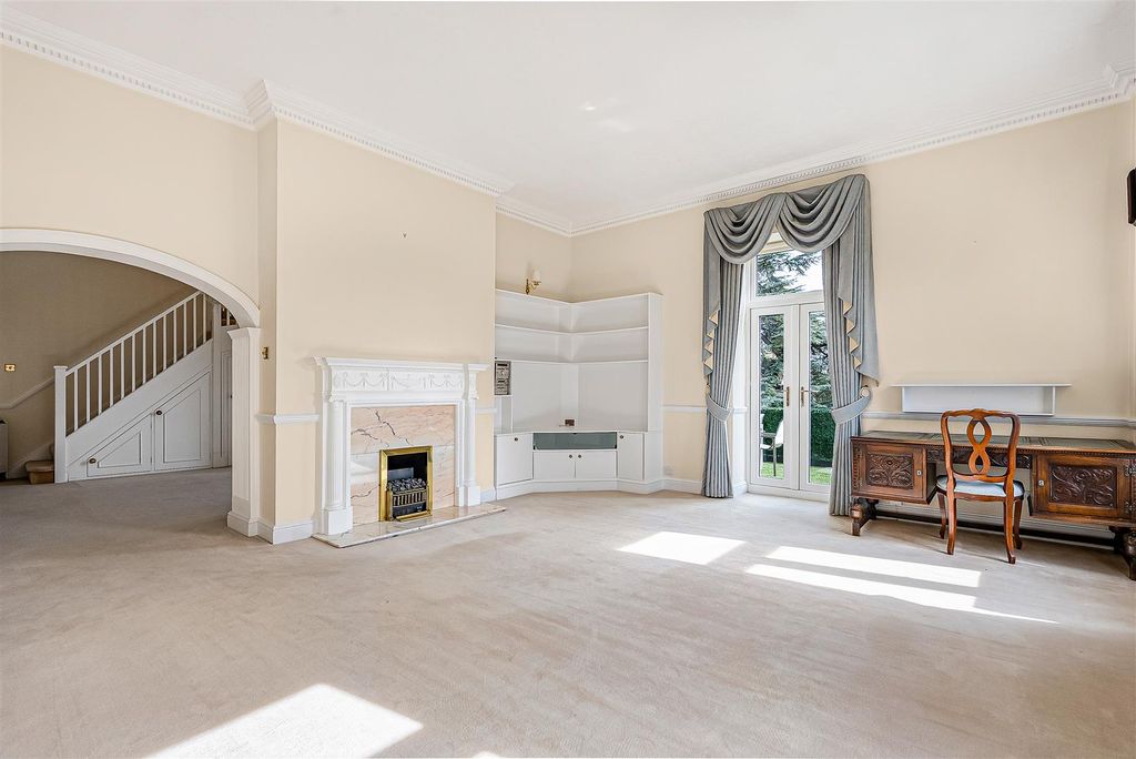 2 bed flat for saleWare Park Manor, Ware SG12 photo 3
