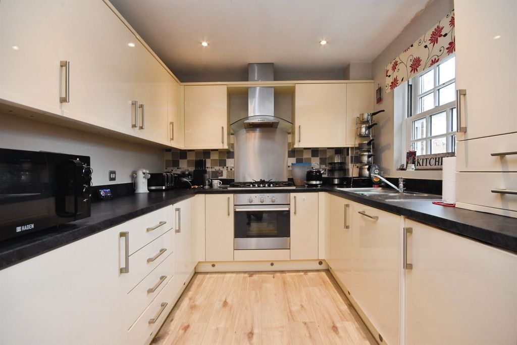 2 bed flat for saleBeridge Mews, Halstead CO9 photo 5