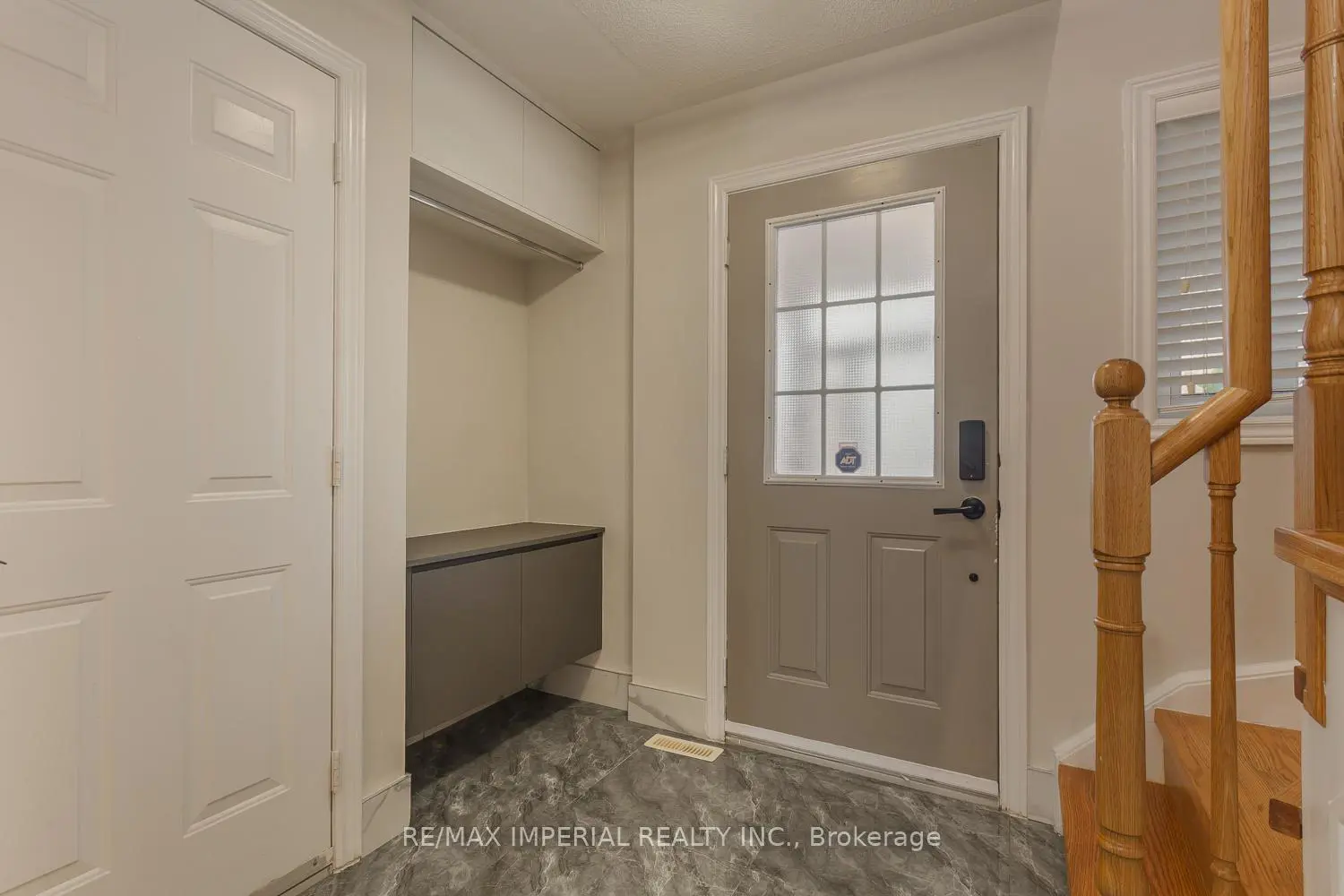 85 Maple Ridge Crescent photo 2