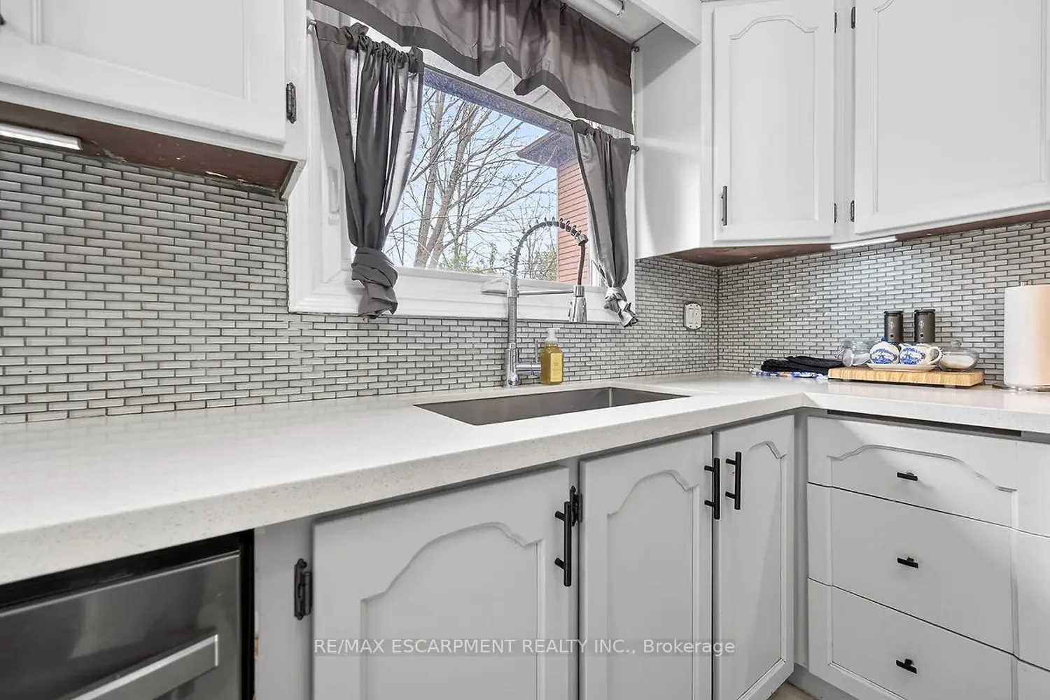 56 Hummingbird Lane photo 2